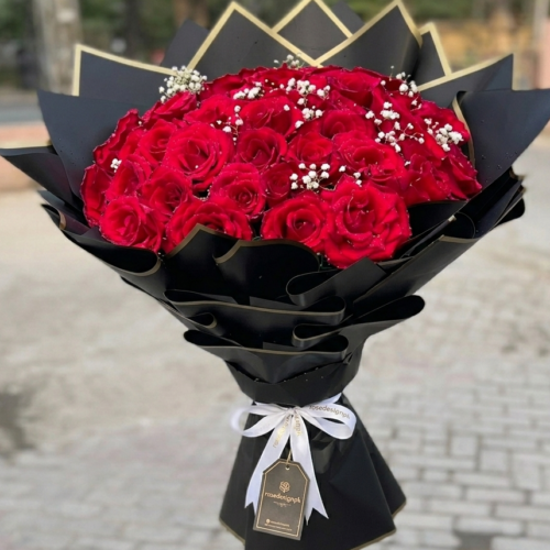 The Midnight Velvet – Luxury Red Rose Bouquet with Gold-Edged Black Wrap