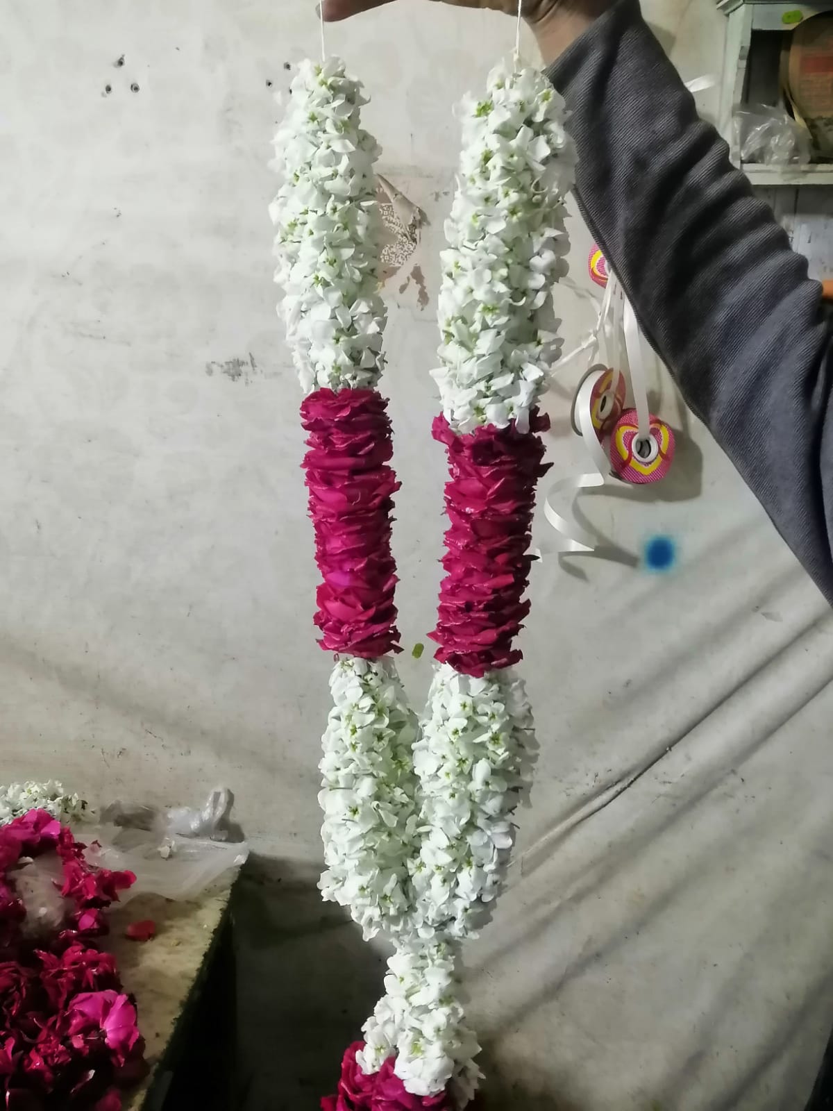 Wedding Flower Garland – White & Magenta Rose Petals Haar