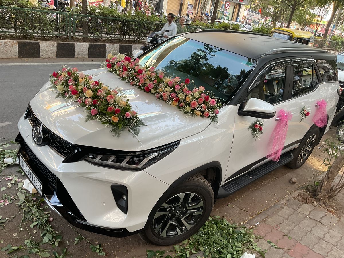 Modern SUV Wedding Decoration | Elegant Multi-Color Floral Design